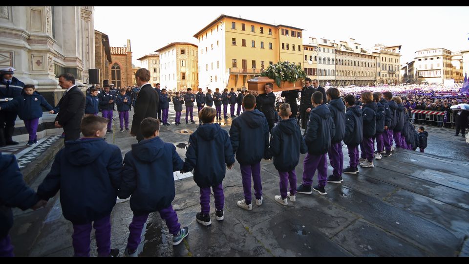 Tutta Firenze a Santa Croce per i funerali del capitano viola.