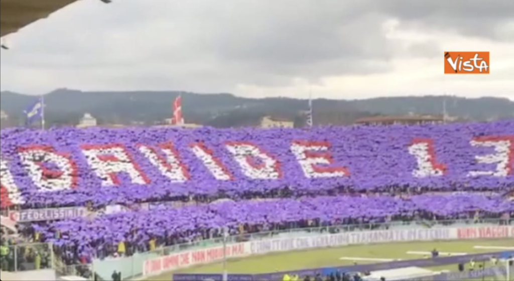 La coreografia allo stadio Franchi in onore del capitano Davide Astori