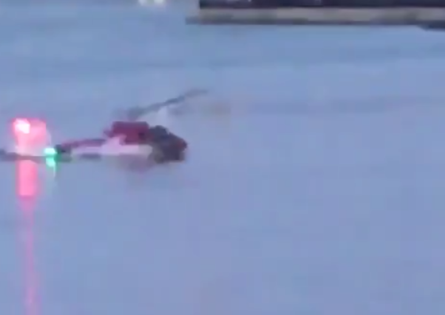 &nbsp;Un frame del video dell'incidente all'elicottero precipitato nell'East River