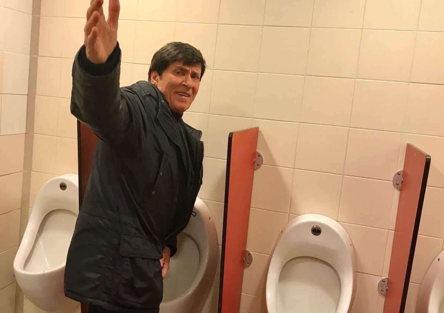 L&#39;etica dell&#39;Uomo Ragno e la foto di Gianni Morandi nella toilette