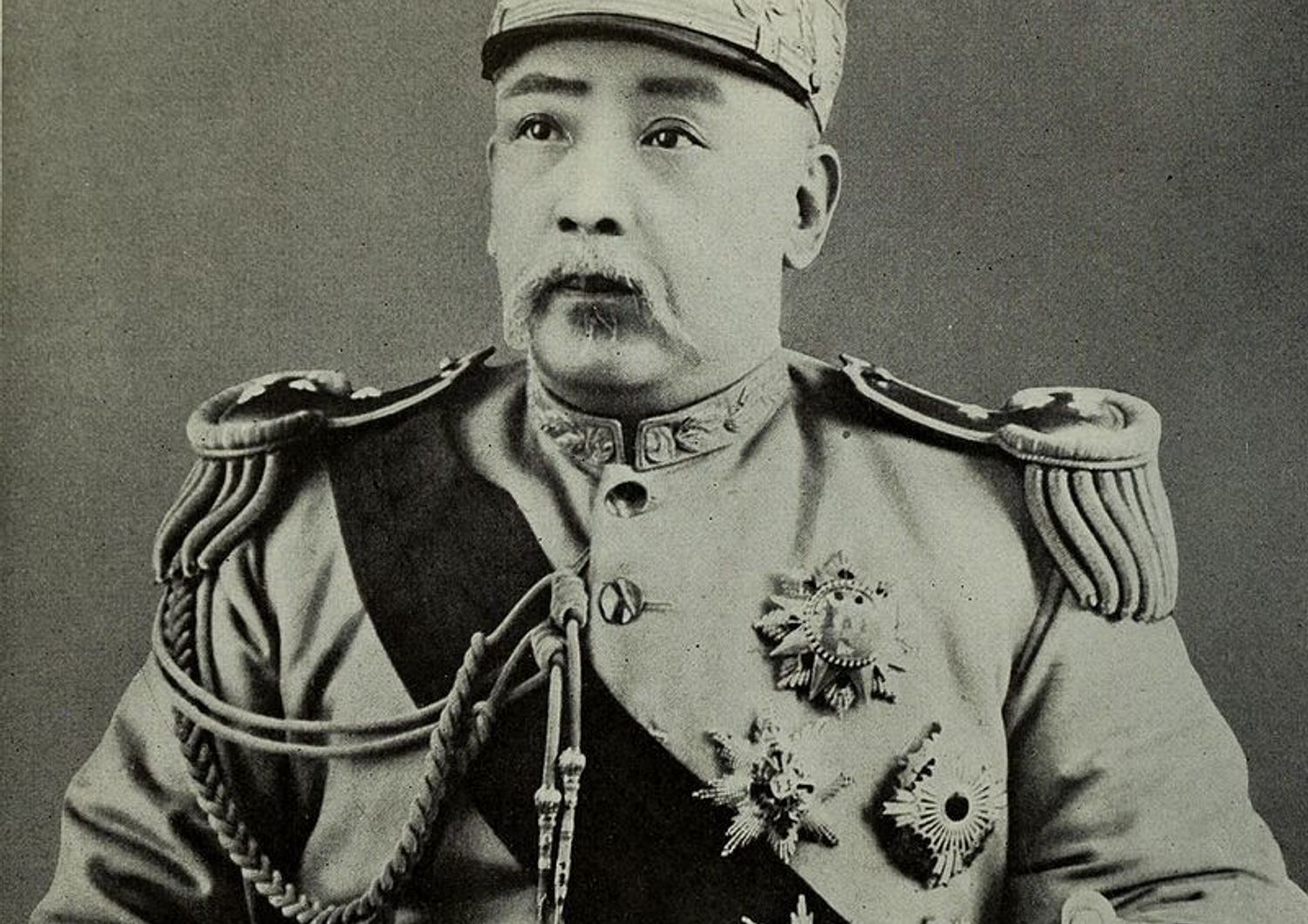 Ludovico Nicola di Giura (1868-1947)&nbsp;fu medico di fiducia del primo presidente Yuan Shikai (1859-1916), nella foto