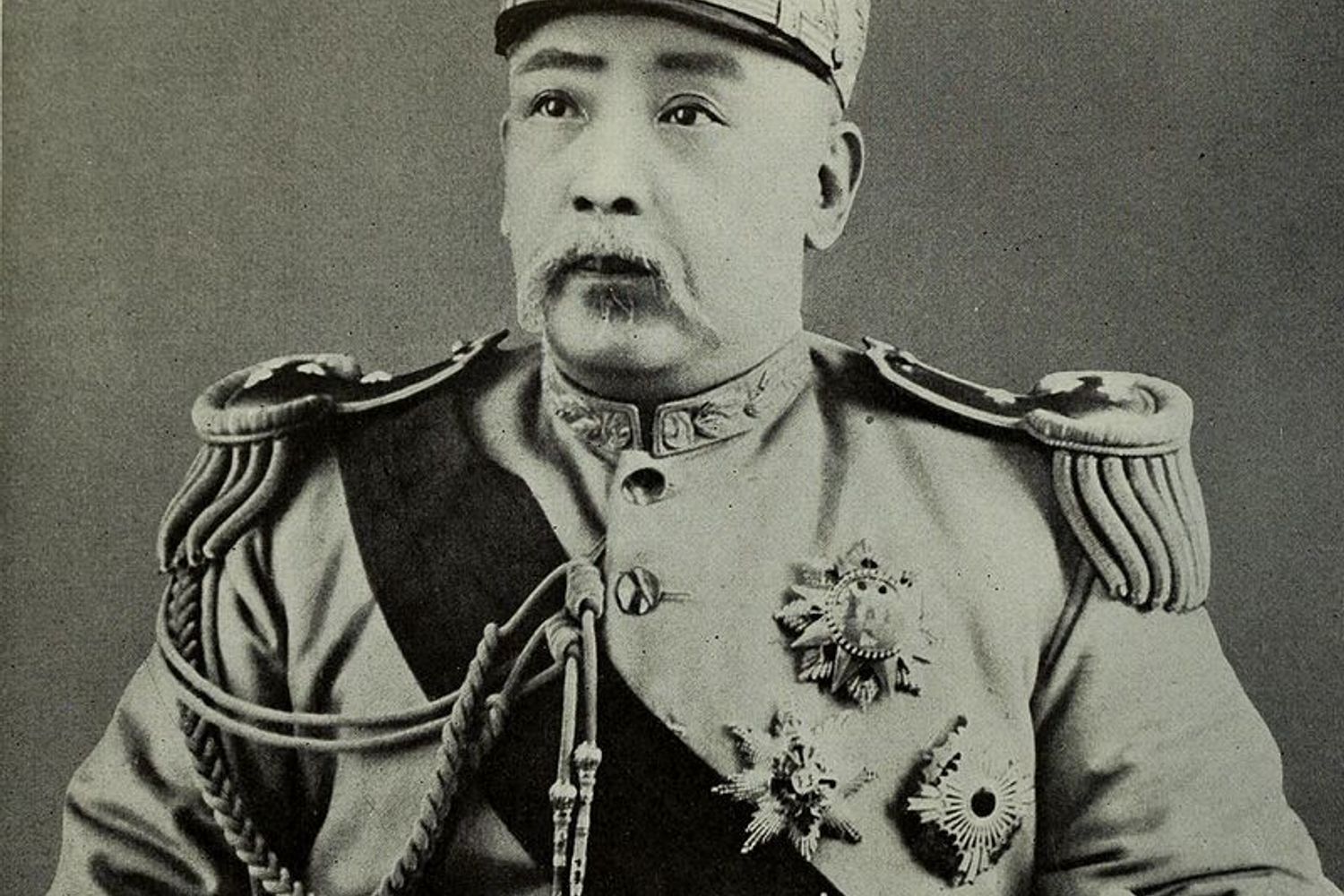 Ludovico Nicola di Giura (1868-1947)&nbsp;fu medico di fiducia del primo presidente Yuan Shikai (1859-1916), nella foto