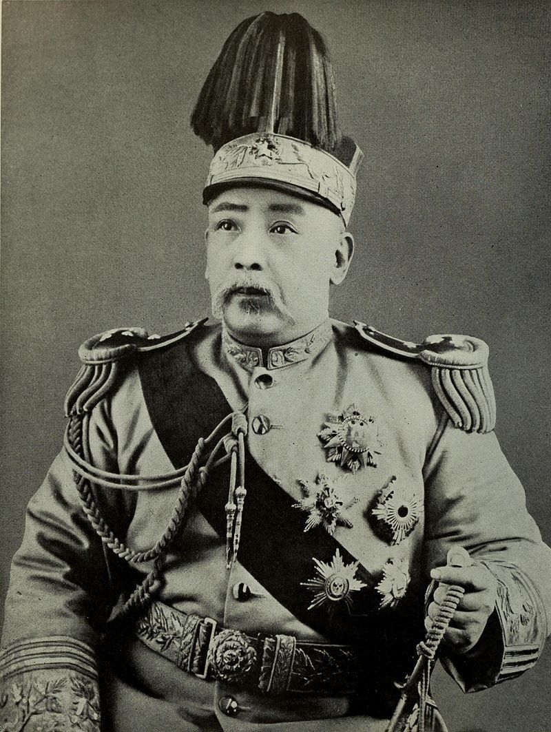 Ludovico Nicola di Giura (1868-1947)&nbsp;fu medico di fiducia del primo presidente Yuan Shikai (1859-1916), nella foto