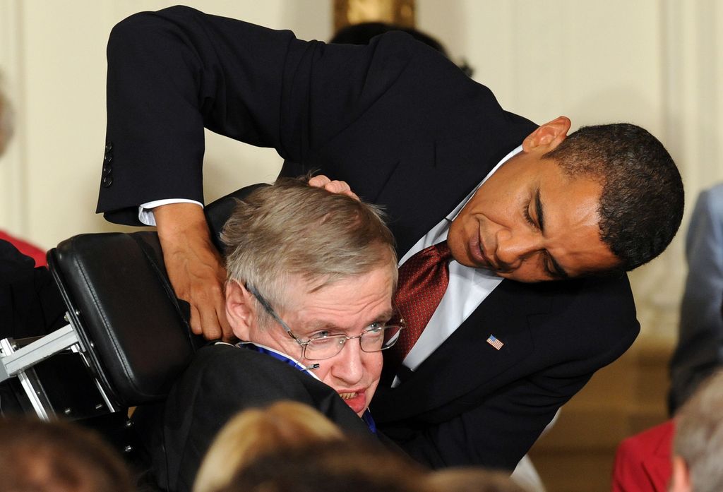 &nbsp;Barack Obama consegna la Medaglia della Libert&agrave; a Stephen Hawking il 12 agosto del 2009