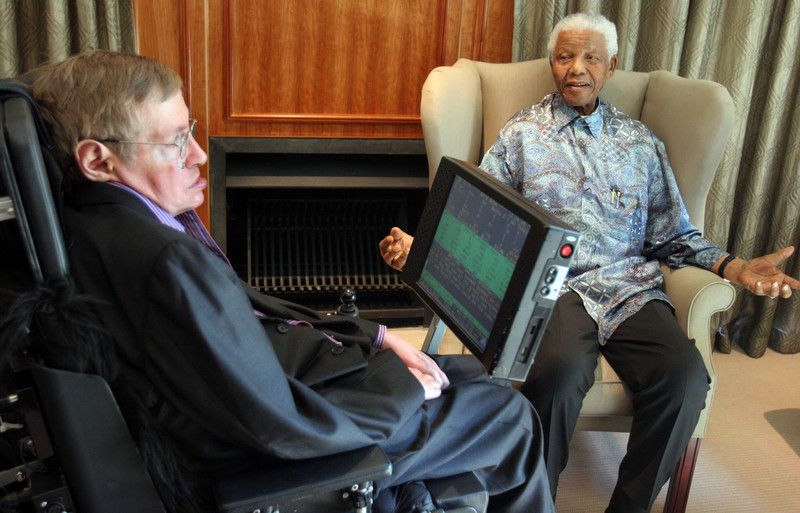 &nbsp;Stephen Hawking con Nelson Mandela nel maggio del 2008