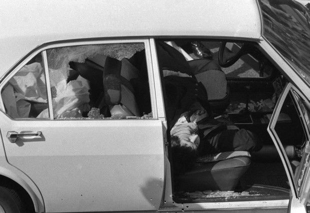 Il corpo dell'agente Giulio Rivera riverso all'interno dell'Alfa Romeo Alfetta della scorta&nbsp;