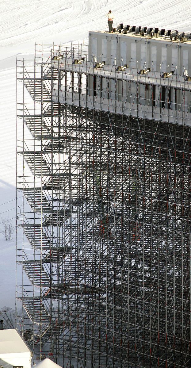 Il gigantesco stand degli spettatori per le Olimpiadi invernali del 2006 a Sestriere&nbsp;