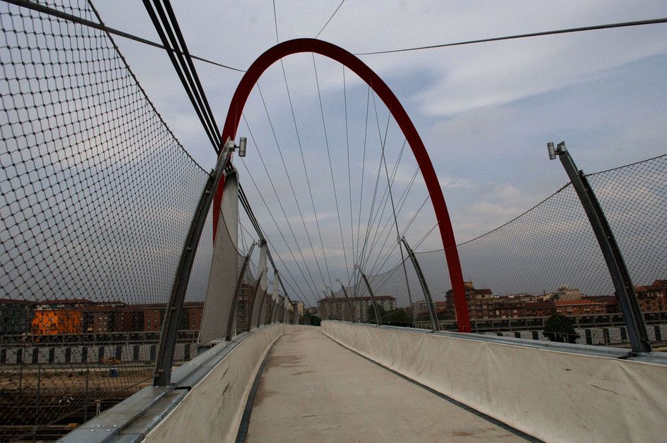 &nbsp;L'Arco Olimpico di Torino, un ponte pedonale, simbolo dei XX Giochi Olimpici Invernali del 2006&nbsp;