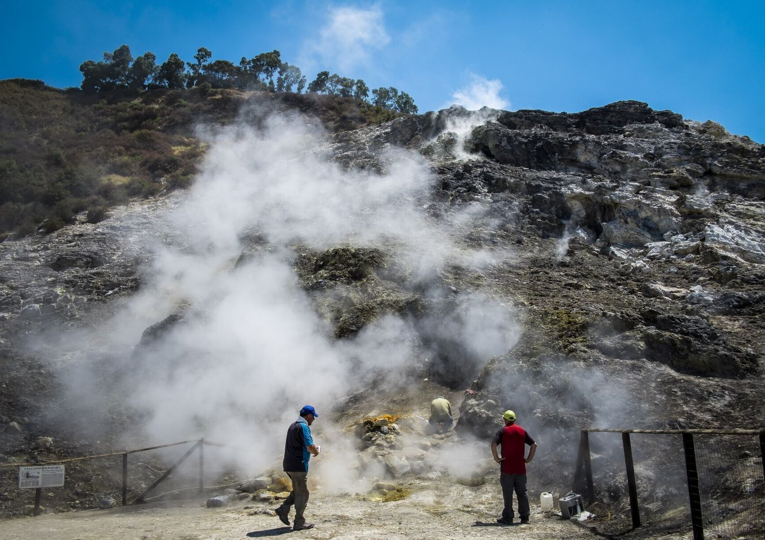 I ricercatori dell'Ingv effettuano rilievi presso la caldara dei Campi Flegrei