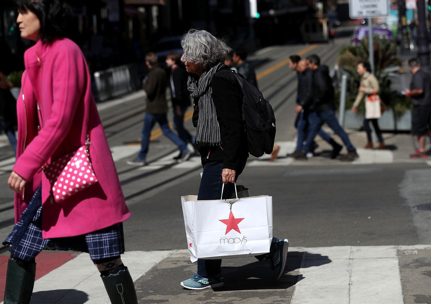 Una signora con una borsa di acquisti in centro a Milano