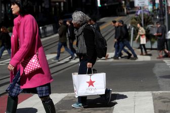 Una signora con una borsa di acquisti in centro a Milano