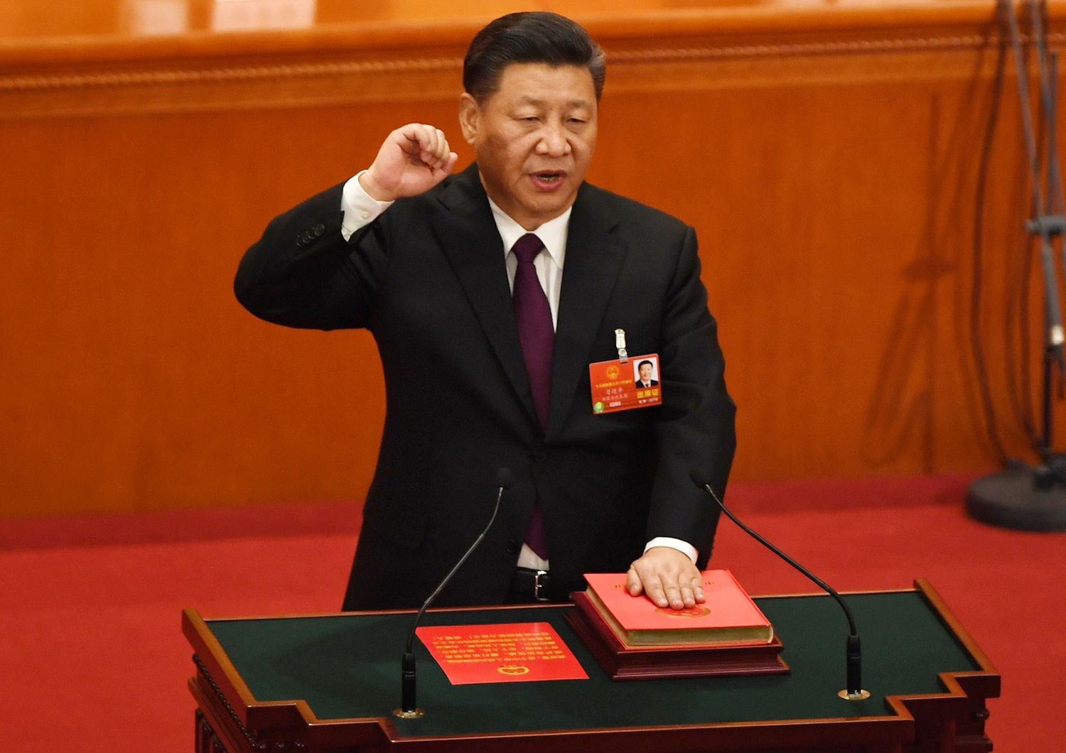 Dopo il voto dell&rsquo;Assemblea Nazionale del Popolo, Xi ha prestato giuramento sulla Costituzione cinese, prima volta in assoluto di un presidente cinese al momento dell&rsquo;elezione.&nbsp;