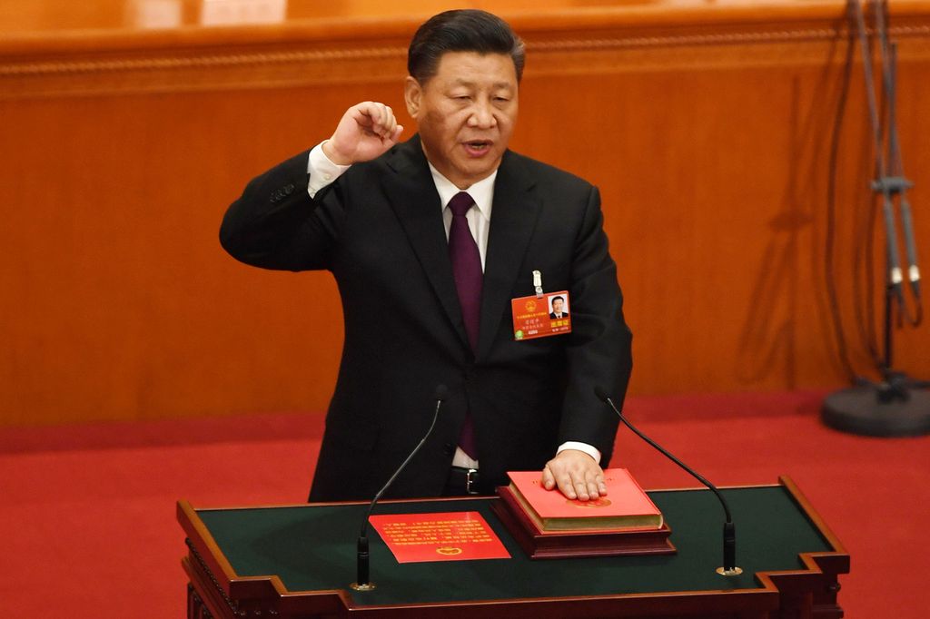 Dopo il voto dell&rsquo;Assemblea Nazionale del Popolo, Xi ha prestato giuramento sulla Costituzione cinese, prima volta in assoluto di un presidente cinese al momento dell&rsquo;elezione.&nbsp;