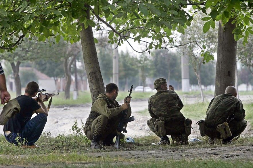 &nbsp;Soldati russi appostati nei pressi della scuola di Beslan presa in ostaggio dai terroristi