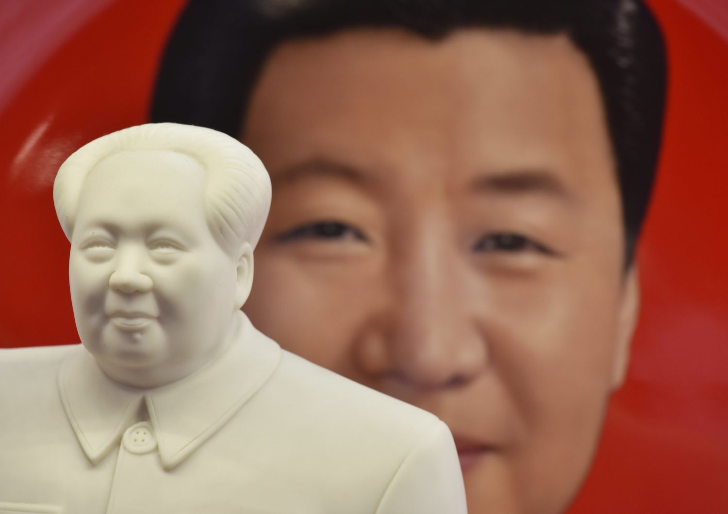 &nbsp;Un'immagine di Xi e una statuetta di Mao