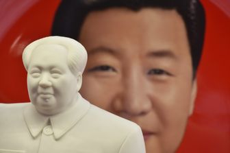 &nbsp;Un'immagine di Xi e una statuetta di Mao