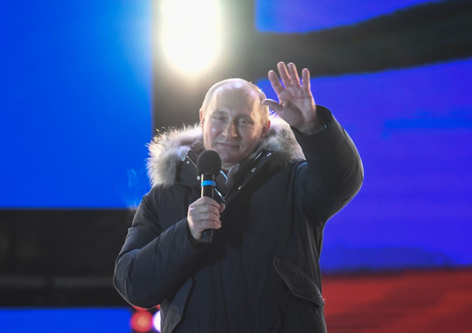 &nbsp;Putin saluta la folla dopo la vittoria