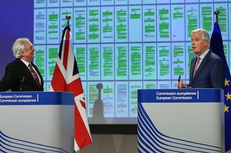 &nbsp;David Davis e Michel Barnier