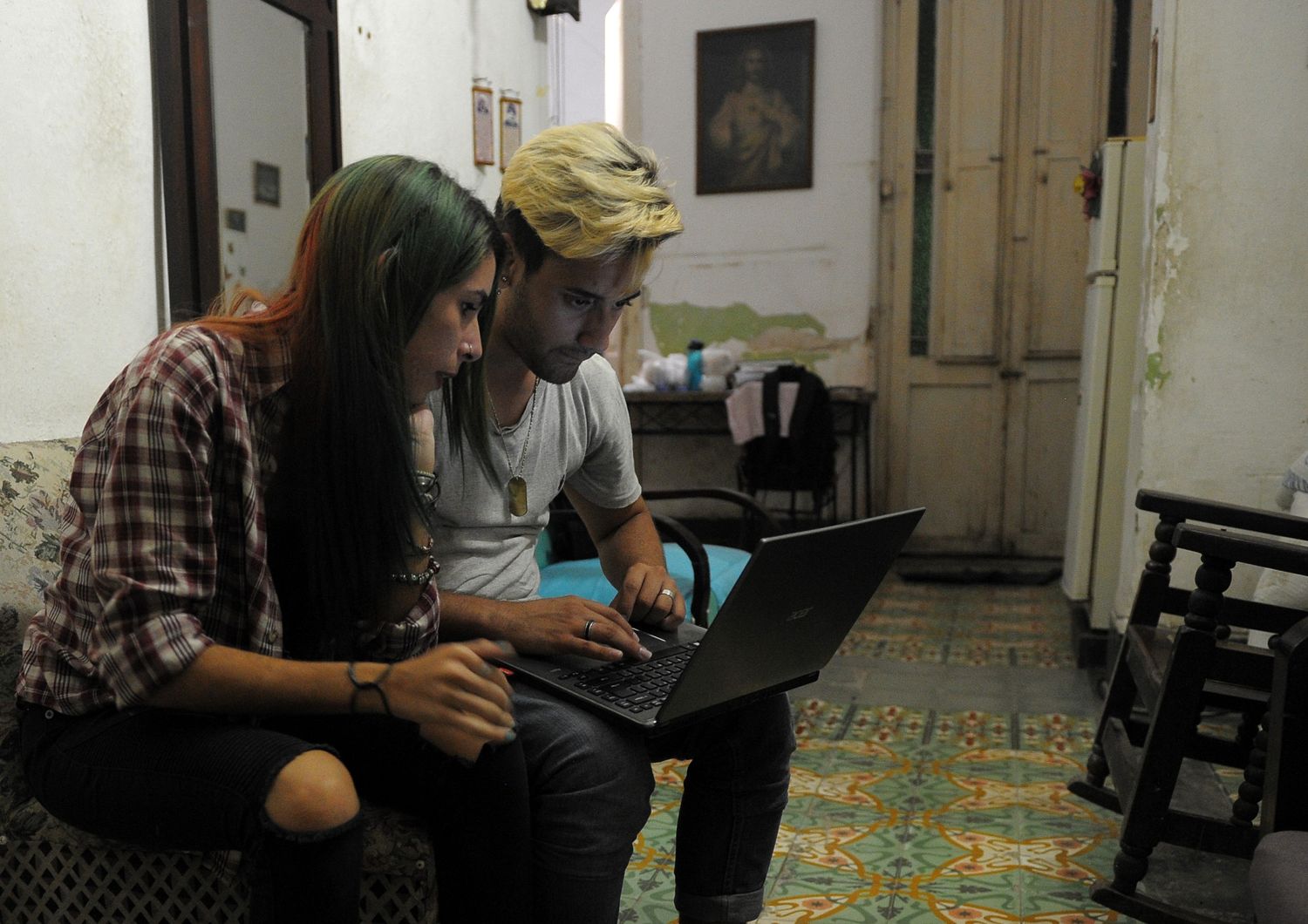 &nbsp;Due cubani navigano su internet