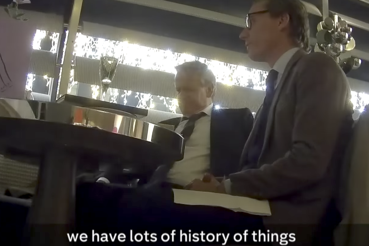 &nbsp;In questo fotogramma Alexander Nix, amministratore delegato di Cambridge Analytica e Mark Turnbull, direttore operativo, ripresi da una telecamera nascosta&nbsp;
