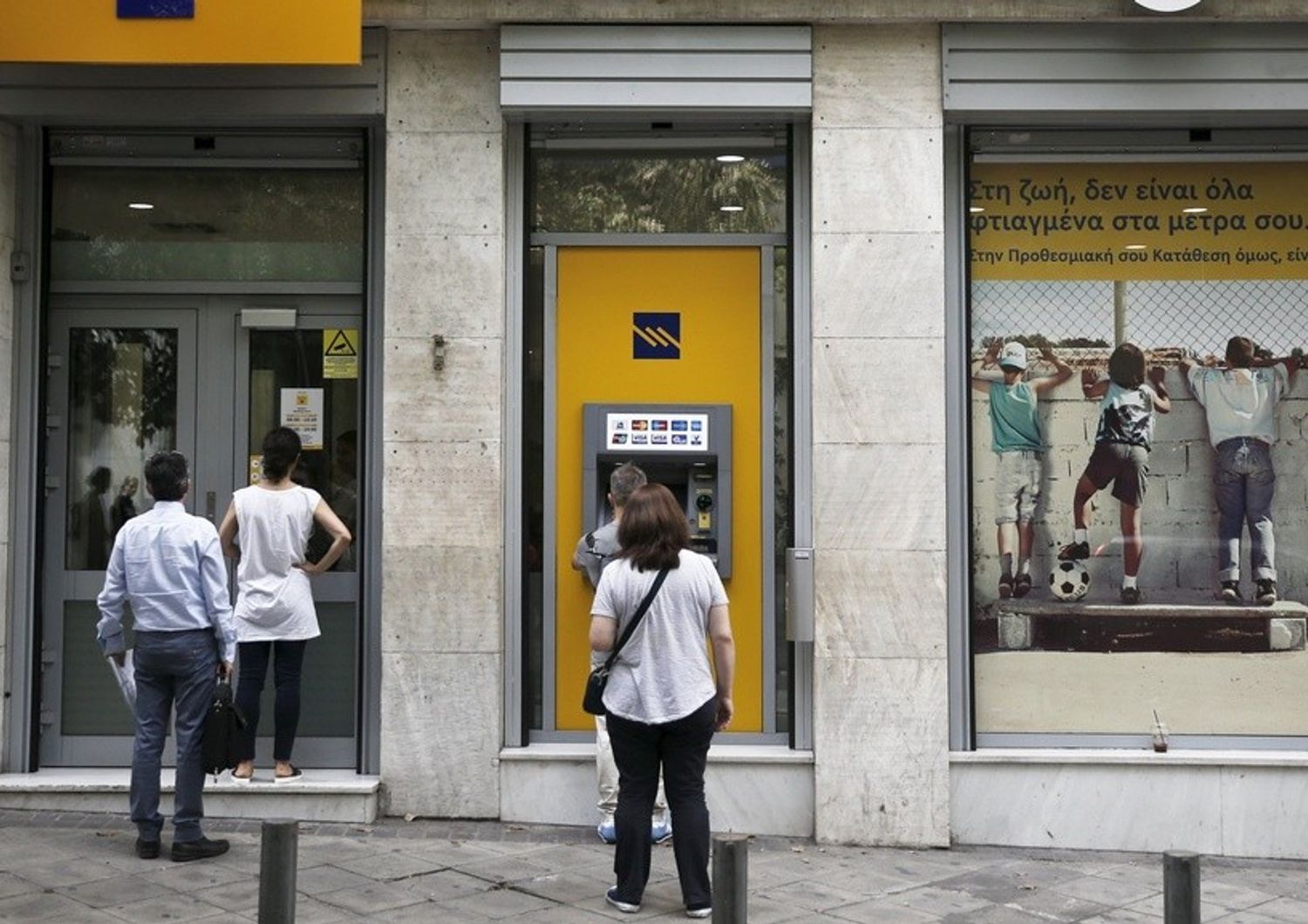 In Grecia fuga dalle banche Tsipras ottimista sull'accordo