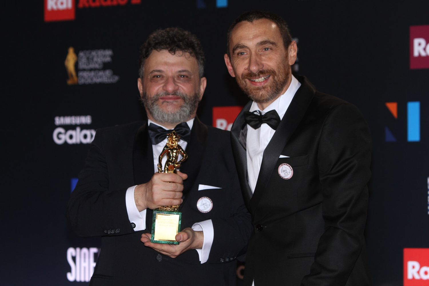 Manetti Bros posano con il loro premio come miglior film per &quot;Ammore e Malavita&quot;&nbsp;
