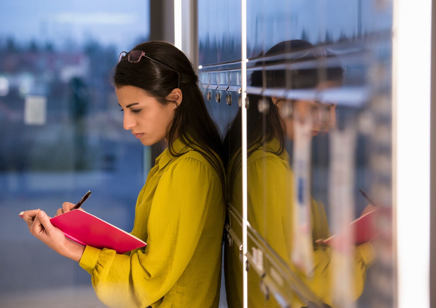 &nbsp;Una ragazza al lavoro in una azienda di design