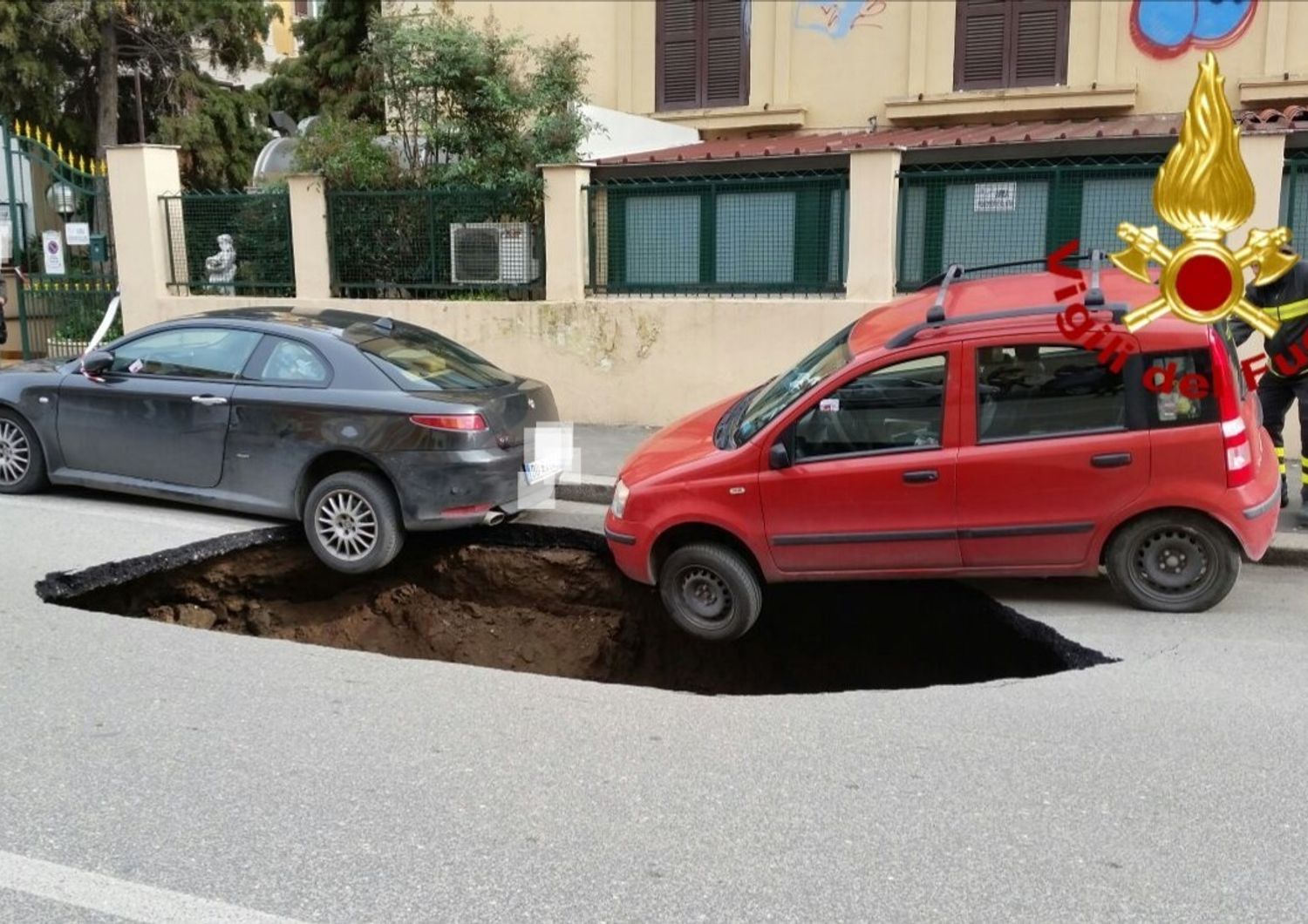 Due auto in bilico sulla voragine nella Circonvallazione Appia
