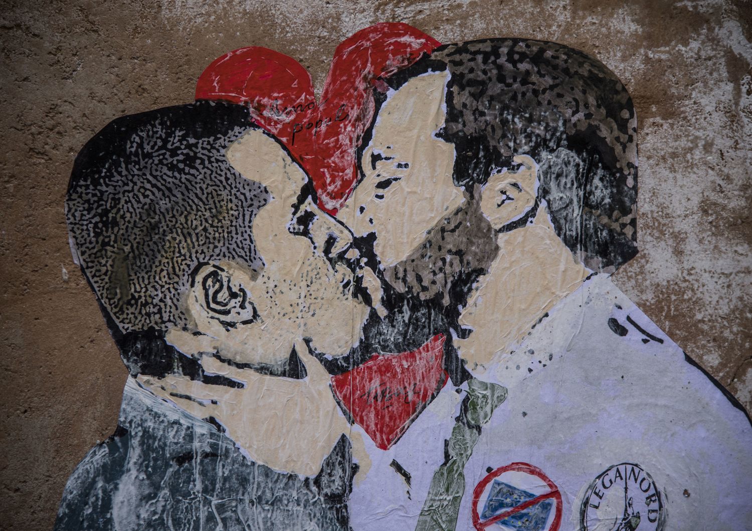 &nbsp;Roma, lo street artist TVBOY realizza dei poster nel centro di Roma. Nella foto il poster dedicato a Matteo Salvini e Luigi Di Maio che si baciano