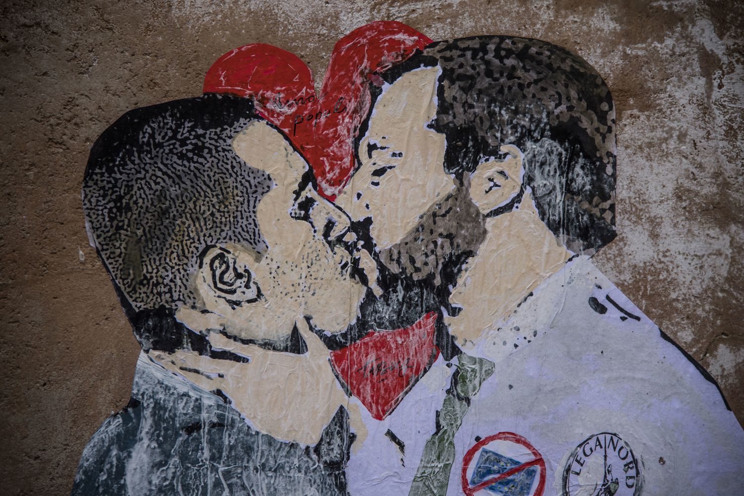 &nbsp;Roma, lo street artist TVBOY realizza dei poster nel centro di Roma. Nella foto il poster dedicato a Matteo Salvini e Luigi Di Maio che si baciano