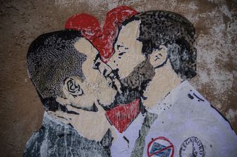 &nbsp;Roma, lo street artist TVBOY realizza dei poster nel centro di Roma. Nella foto il poster dedicato a Matteo Salvini e Luigi Di Maio che si baciano