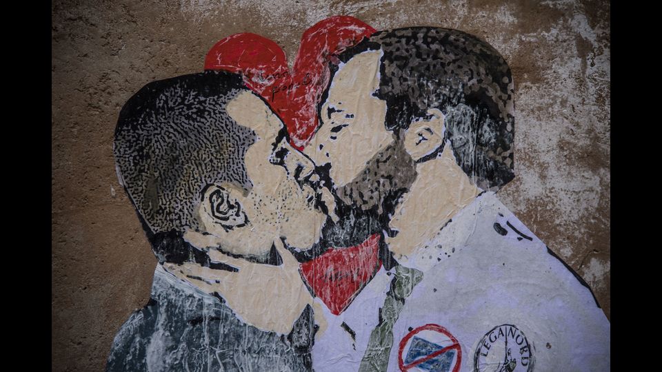 Lo street artist TVBOY realizza dei poster nel centro di Roma. Nella foto il poster dedicato a Matteo Salvini e Luigi Di Maio che si baciano