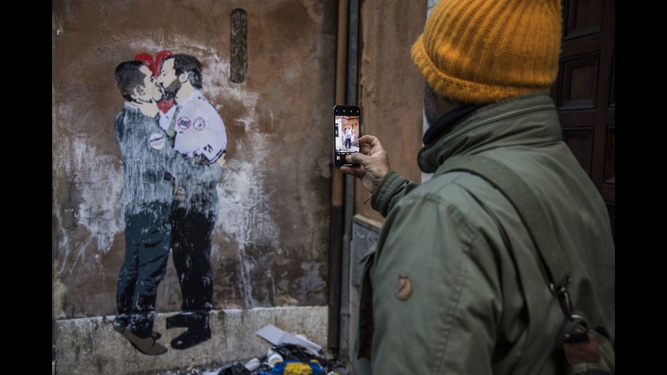 Lo street artist TVBOY realizza dei poster nel centro di Roma. Nella foto il poster dedicato a Matteo Salvini e Luigi Di Maio che si baciano