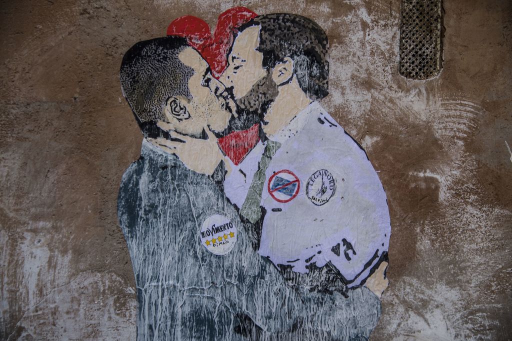 &nbsp;Roma, lo street artist TVBOY realizza dei poster nel centro di Roma. Nella foto il poster dedicato a Matteo Salvini e Luigi Di Maio che si baciano