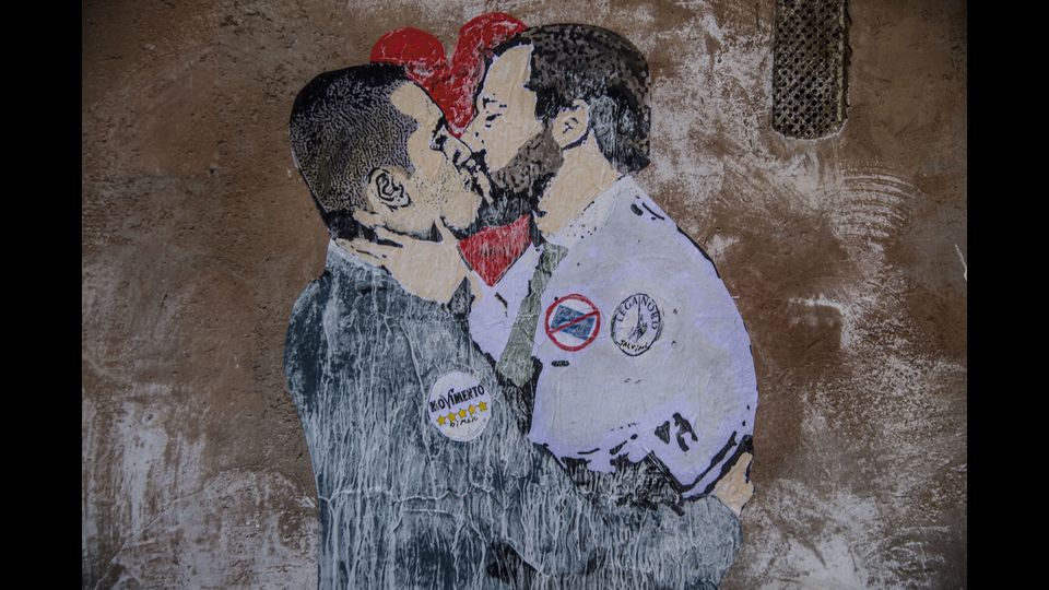 Lo street artist TVBOY realizza dei poster nel centro di Roma. Nella foto il poster dedicato a Matteo Salvini e Luigi Di Maio che si baciano