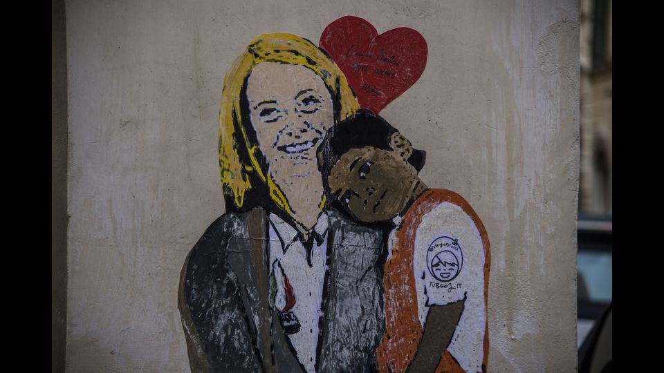Lo street artist TVBOY realizza dei poster nel centro di Roma. Nella il poster dedicato a Giorgia Meloni volontaria della ONG Save the Children