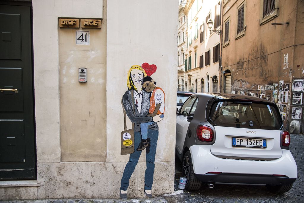 &nbsp;Roma, lo street artist TVBOY realizza dei poster nel centro di Roma. Nella il poster dedicato a Giorgia Meloni volontaria della ONG Save the Childr