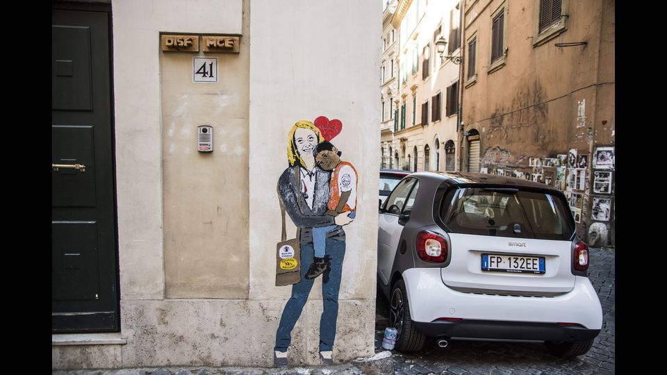 Lo street artist TVBOY realizza dei poster nel centro di Roma. Nella il poster dedicato a Giorgia Meloni volontaria della ONG Save the Childr