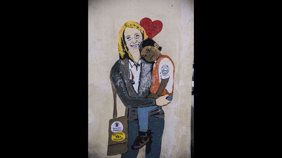 Lo street artist TVBOY realizza dei poster nel centro di Roma. Nella il poster dedicato a Giorgia Meloni volontaria della ONG Save the Childr