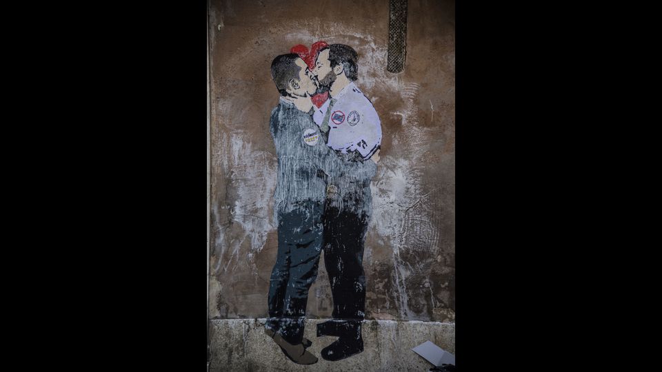 Lo street artist TVBOY realizza dei poster nel centro di Roma. Nella foto il poster dedicato a Matteo Salvini e Luigi Di Maio che si baciano