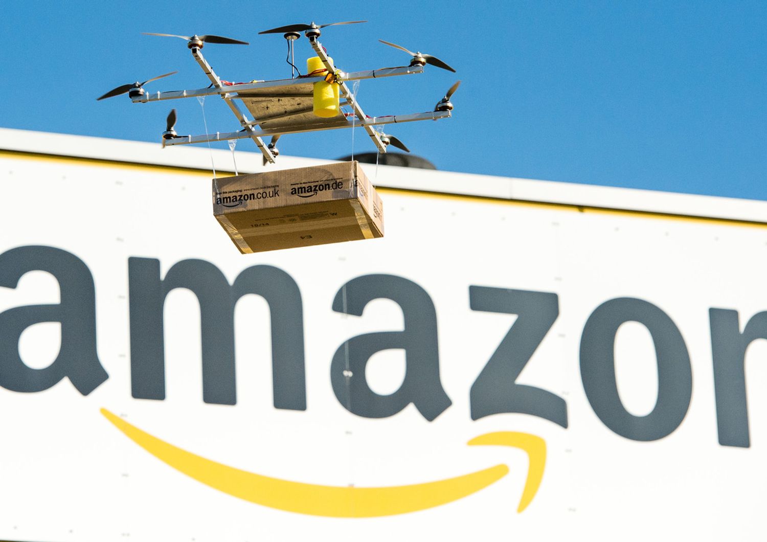 Amazon&nbsp;lavora su droni-postini per consegne entro mezz&#39;ora. Li vedremo mai?