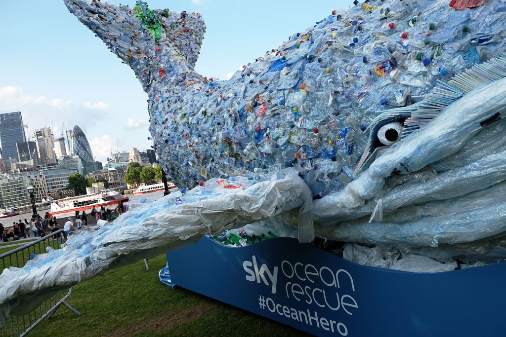 Una gigantesca balena di 250 kg di plastica, la stessa quantit&agrave; che inquina l'oceano ogni secondo
