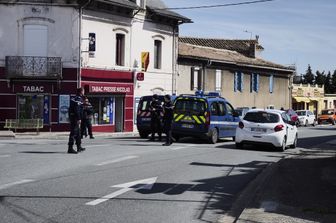 Terrorista Isis prende ostaggi in un supermercato a Trebes: ucciso dopo il blitz