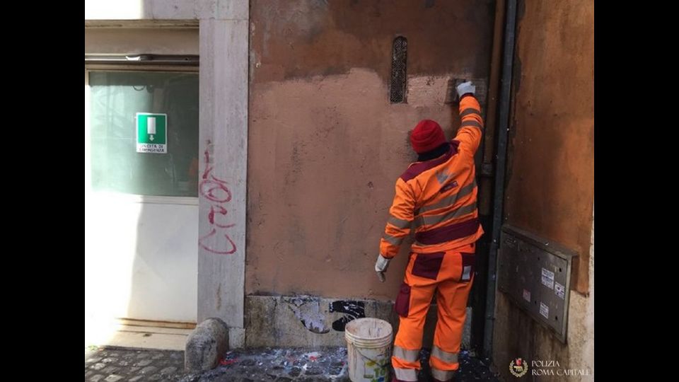 Lo street artist TVBOY realizza dei poster nel centro di Roma. Nella foto la Sezione Pronto Intervento Centro Storico della capitale cancella i murales