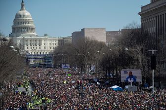 Al grido &quot;Mai pi&ugrave;!&quot;, grandi folle si sono riversate nelle piazze americane per partecipare alla &quot;March for Our Lives&quot;, storica manifestazione contro le armi organizzata dagli studenti dopo la strage di San Valentino in un liceo a Parkland, in Florida, costata la vita a 17 persone.