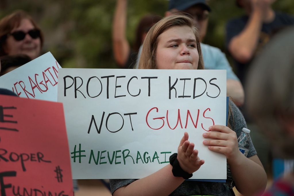 &nbsp;Migliaia di persone a Parkland, in Florida, hanno reso omaggio alle vittime dell'ultima strage. &quot;Queste 17 persone non sono morte invano&quot;, ha detto Casey Sherman, 17 anni. &quot;Noi voteremo nel 2020 - ha aggiunto la liceale Lauren Tilley - la nostra generazione vuole un cambiamento&quot;.