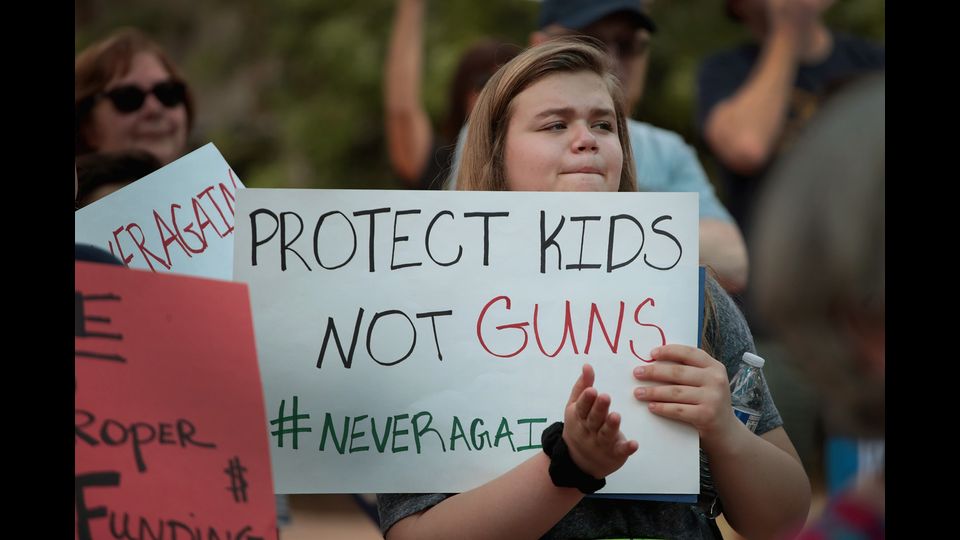 &nbsp;Migliaia di persone a Parkland, in Florida, hanno reso omaggio alle vittime dell'ultima strage. &quot;Queste 17 persone non sono morte invano&quot;, ha detto Casey Sherman, 17 anni. &quot;Noi voteremo nel 2020 - ha aggiunto la liceale Lauren Tilley - la nostra generazione vuole un cambiamento&quot;.