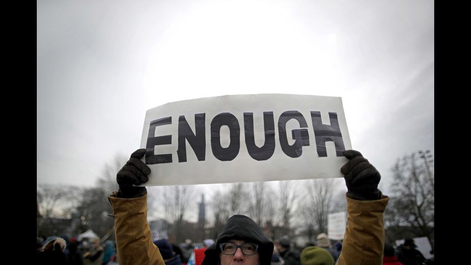 &nbsp;&nbsp;&quot;Spargete la voce che avete sentito, in tutto il paese, noi saremo una grande generazione&quot;, il canto intonato dalla folla, trascinata dalla bambina.