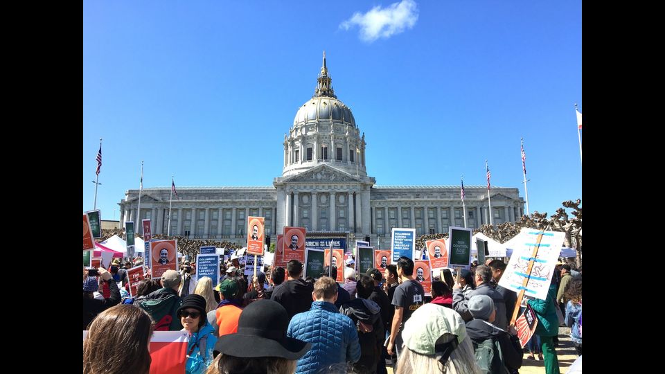 &nbsp;A Washington una marea umana, 800.000 persone tra ragazzi e adulti, secondo gli organizzatori citati dalla Nbc, hanno occupato le strade tra la Casa Bianca e il Campidoglio.