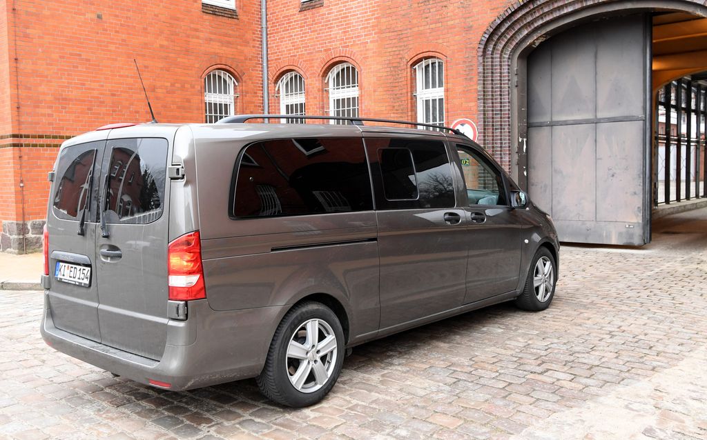 &nbsp;L'arrivo del furgone della polizia tedesca con Carles Puigdemont nel carcere di Neumuenster &nbsp;